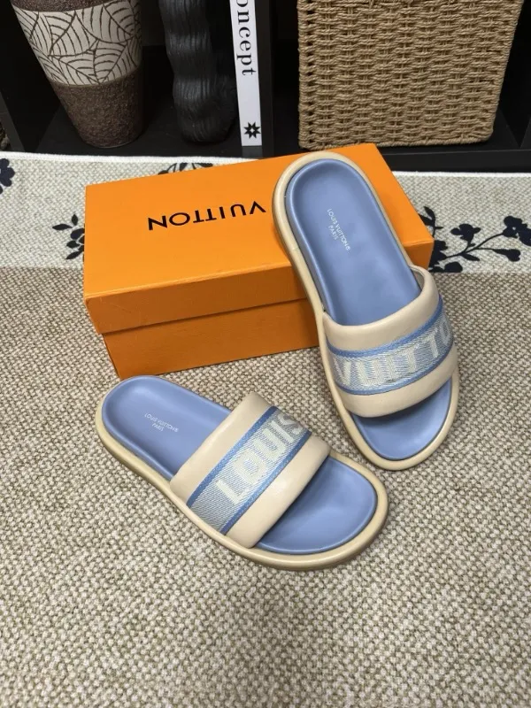 P320💰[New model] Long-term availability, 2025 new model, couple model [LOUlS VUlTTON] comes with drawer box, bag, card, invoice "Louis Vuitton ~ unique modern sandals. 》LV counter purchasing 🏃Men's and women's casual slippers, sold at the same time at the counter, the original old flower material upper is soft and comfortable, (refuses to discolor and rub the feet) sole: original factory special combination original sole, code number: 35--46 4 multiple colors 🉑️ to choose from